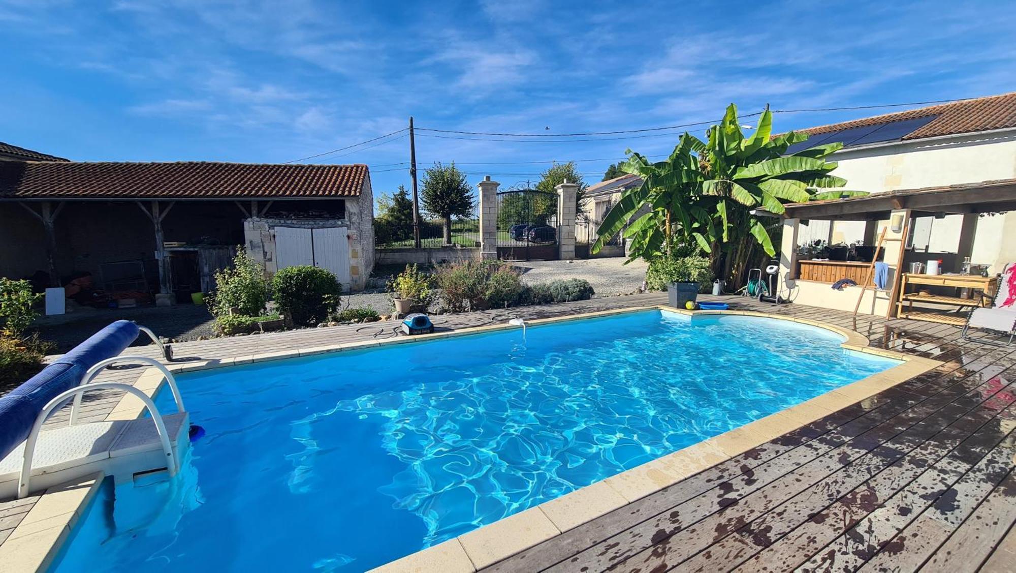 Gites De 2 A 11 Personnes Au Domaine D'Usson Echebrune Exterior photo