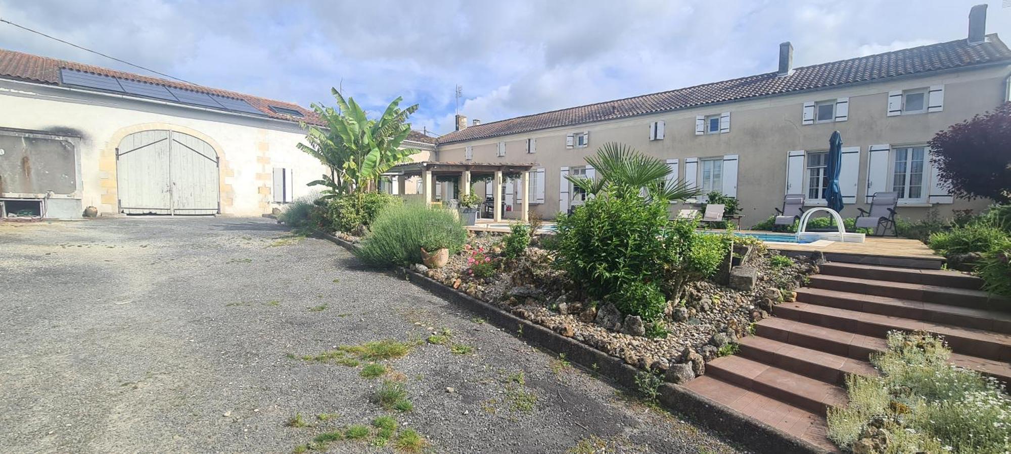 Gites De 2 A 11 Personnes Au Domaine D'Usson Echebrune Exterior photo